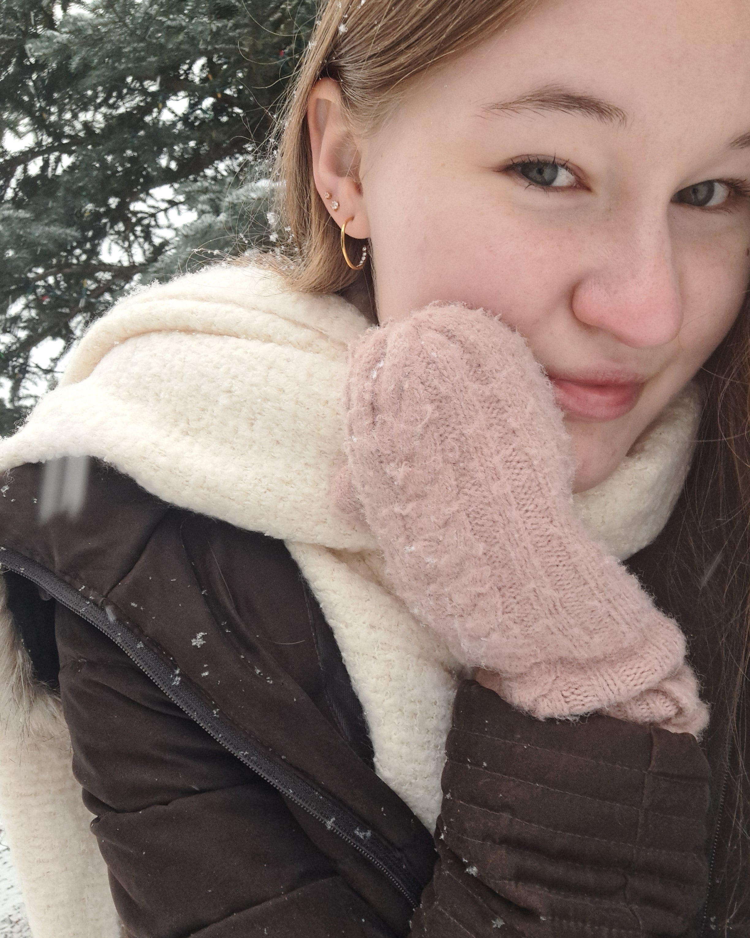 Claudia_Hoop_stud_gold__pvd_waterproofvienna_domani